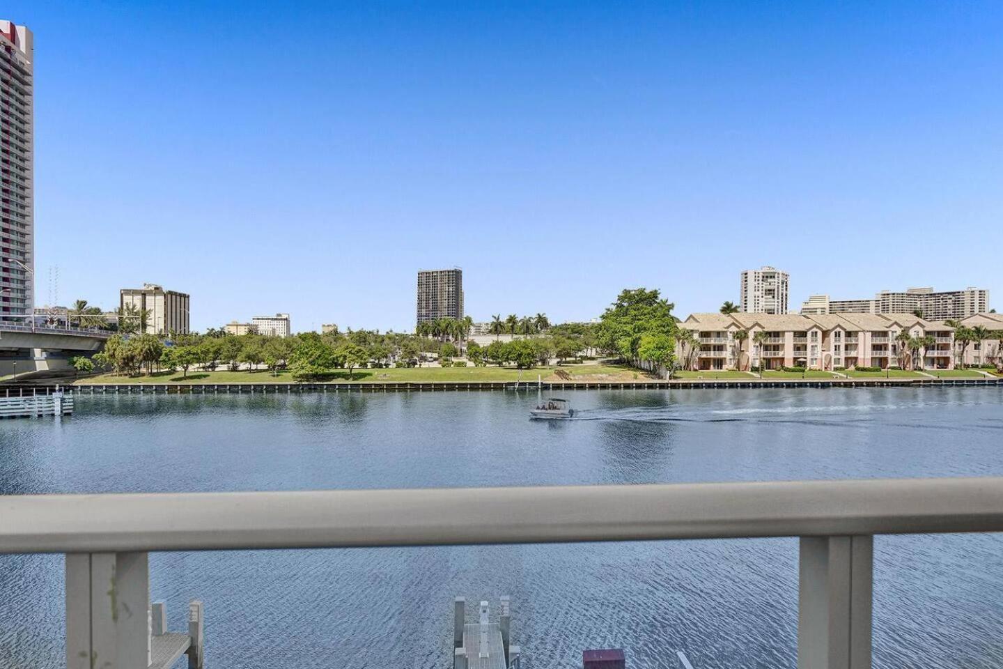 Amazing Apartments At H Beach House Голливуд Экстерьер фото